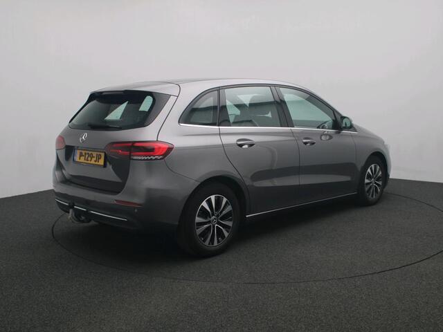 Mercedes-Benz B-KLASSE 180 Business Solution Trekhaak | Parkeerpakket met achteruitrijcamera | Stoelverwarming | Ledkoplampen. Inclusief 24 maanden MB Certified garantie voor Europa.