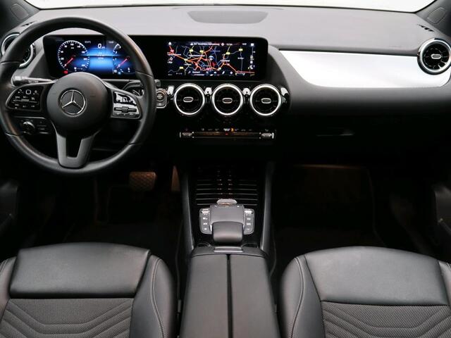 Mercedes-Benz B-KLASSE 180 Business Solution Trekhaak | Parkeerpakket met achteruitrijcamera | Stoelverwarming | Ledkoplampen. Inclusief 24 maanden MB Certified garantie voor Europa.