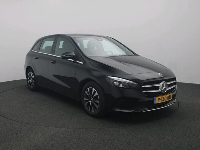 Mercedes-Benz B-KLASSE 180 Business Solution Ledkoplampen | Parkeerpakket met achteruitrijcamera | Stoelverwarming | Licht- en zicht pakket | Elektrisch inklapbare buitenspiegels. Inclusief 24 maanden MB Certified garantie voor Europa.