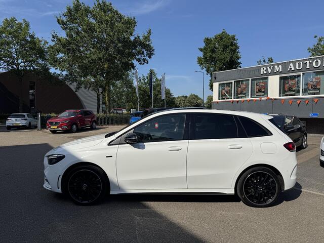 Mercedes-Benz B-KLASSE 250 e Business Solution AMG Limited VAN: 30.900,- VOOR: 28.877,- UW WKVOORDEEL: 2.23- | PANORAMA DAK | 360 CAMERA | SFEER VERLICHTING | ADAPTIEF CRUISE CONTROL | MEMORY OP STOEL | HEAD-UP DISPLAY | 12 MND BOVAG GARANTIE |