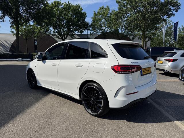 Mercedes-Benz B-KLASSE 250 e Business Solution AMG Limited VAN: 30.900,- VOOR: 28.877,- UW WKVOORDEEL: 2.23- | PANORAMA DAK | 360 CAMERA | SFEER VERLICHTING | ADAPTIEF CRUISE CONTROL | MEMORY OP STOEL | HEAD-UP DISPLAY | 12 MND BOVAG GARANTIE |