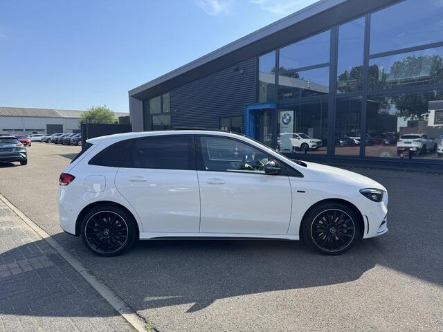 Mercedes-Benz B-KLASSE 250 e Business Solution AMG Limited VAN: 30.900,- VOOR: 28.877,- UW WKVOORDEEL: 2.23- | PANORAMA DAK | 360 CAMERA | SFEER VERLICHTING | ADAPTIEF CRUISE CONTROL | MEMORY OP STOEL | HEAD-UP DISPLAY | 12 MND BOVAG GARANTIE |