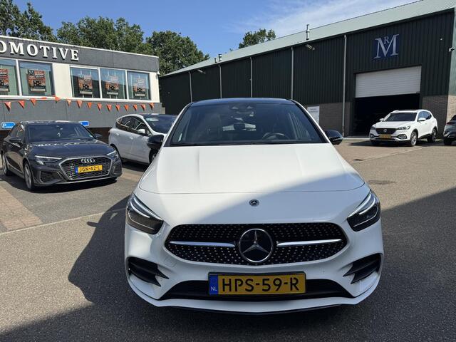 Mercedes-Benz B-KLASSE 250 e Business Solution AMG Limited VAN: 30.900,- VOOR: 28.877,- UW WKVOORDEEL: 2.23- | PANORAMA DAK | 360 CAMERA | SFEER VERLICHTING | ADAPTIEF CRUISE CONTROL | MEMORY OP STOEL | HEAD-UP DISPLAY | 12 MND BOVAG GARANTIE |