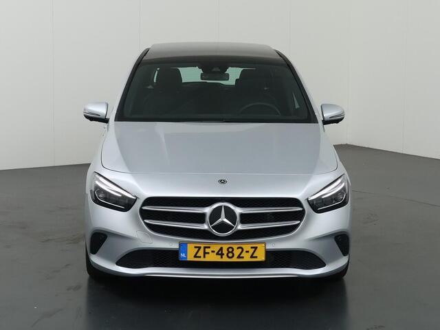 Mercedes-Benz B-KLASSE 180 | Panoramadak | Widescreen | Stoelverwarming | 360 camera | Verwarmd stuur |