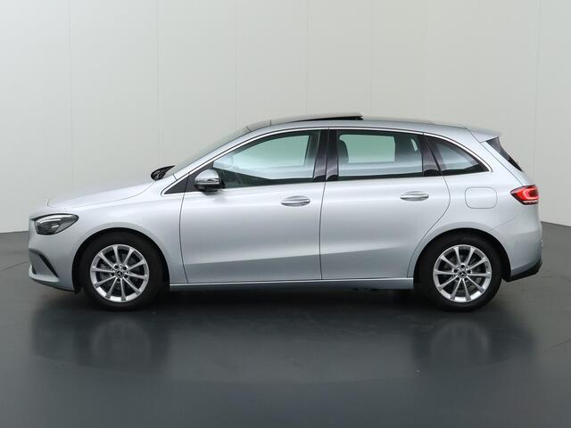 Mercedes-Benz B-KLASSE 180 | Panoramadak | Widescreen | Stoelverwarming | 360 camera | Verwarmd stuur |