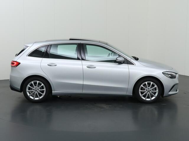 Mercedes-Benz B-KLASSE 180 | Panoramadak | Widescreen | Stoelverwarming | 360 camera | Verwarmd stuur |