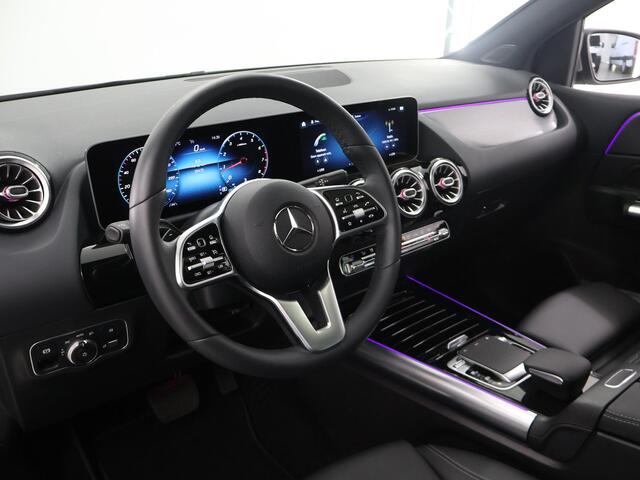 Mercedes-Benz B-KLASSE 180 | Panoramadak | Widescreen | Stoelverwarming | 360 camera | Verwarmd stuur |
