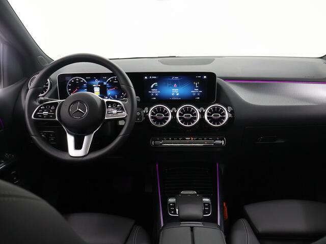 Mercedes-Benz B-KLASSE 180 | Panoramadak | Widescreen | Stoelverwarming | 360 camera | Verwarmd stuur |