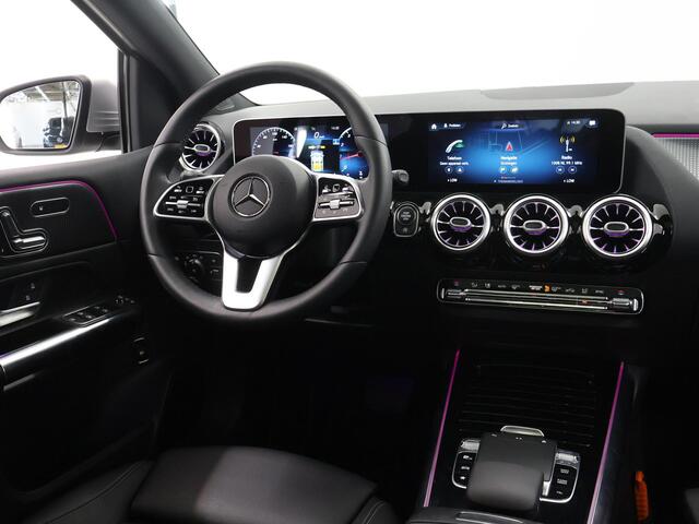 Mercedes-Benz B-KLASSE 180 | Panoramadak | Widescreen | Stoelverwarming | 360 camera | Verwarmd stuur |