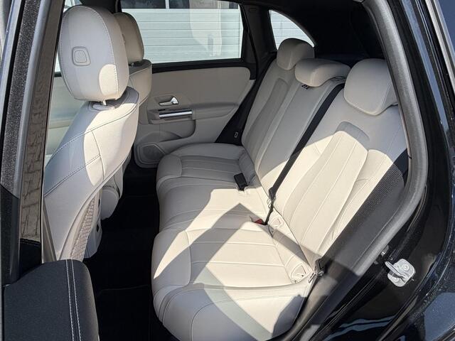 Mercedes-Benz B-KLASSE 180 Luxury Line | LED | Leder | Lichtmetalen velgen 18" | Trekhaak elektrisch wegklapbaar