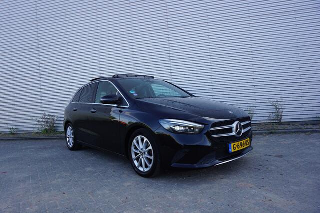 Mercedes-Benz B-KLASSE 220 Launch Edition Premium Plus Climate / Navi / Pano / Camera / Stoelverw. / Sfeerverl. / Memory / Trekhaak / Lm velgen / NAP