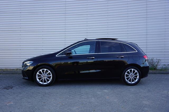 Mercedes-Benz B-KLASSE 220 Launch Edition Premium Plus Climate / Navi / Pano / Camera / Stoelverw. / Sfeerverl. / Memory / Trekhaak / Lm velgen / NAP