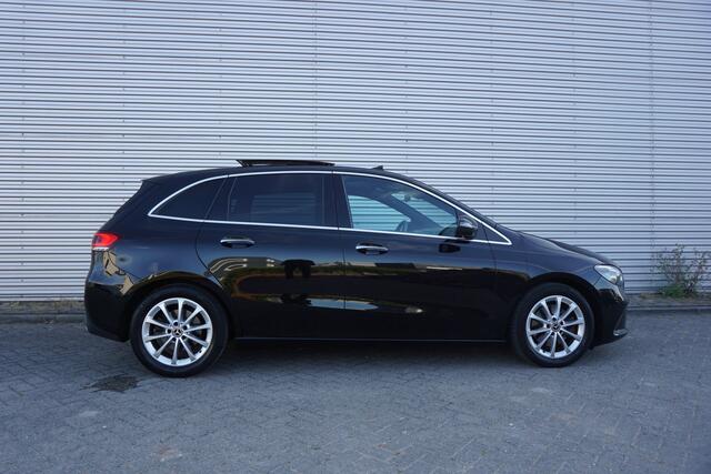 Mercedes-Benz B-KLASSE 220 Launch Edition Premium Plus Climate / Navi / Pano / Camera / Stoelverw. / Sfeerverl. / Memory / Trekhaak / Lm velgen / NAP
