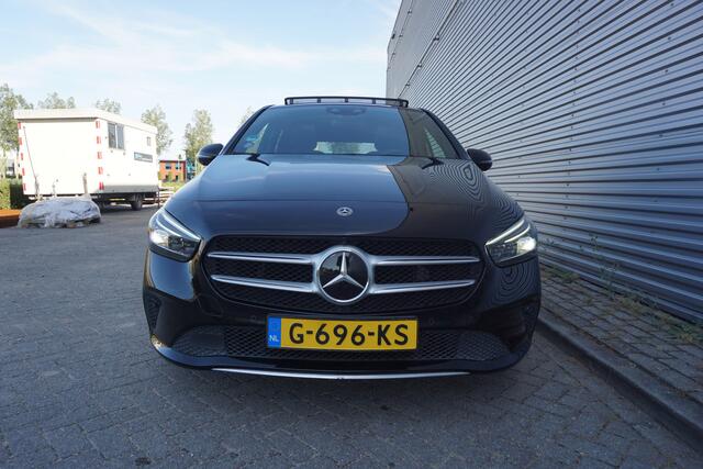 Mercedes-Benz B-KLASSE 220 Launch Edition Premium Plus Climate / Navi / Pano / Camera / Stoelverw. / Sfeerverl. / Memory / Trekhaak / Lm velgen / NAP