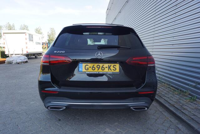 Mercedes-Benz B-KLASSE 220 Launch Edition Premium Plus Climate / Navi / Pano / Camera / Stoelverw. / Sfeerverl. / Memory / Trekhaak / Lm velgen / NAP