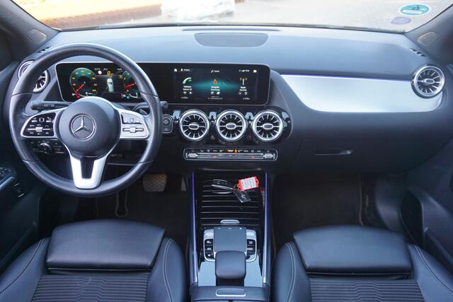 Mercedes-Benz B-KLASSE 220 Launch Edition Premium Plus Climate / Navi / Pano / Camera / Stoelverw. / Sfeerverl. / Memory / Trekhaak / Lm velgen / NAP
