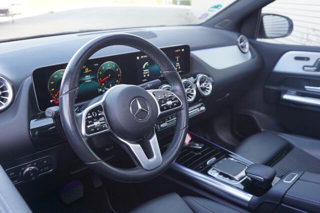 Mercedes-Benz B-KLASSE 220 Launch Edition Premium Plus Climate / Navi / Pano / Camera / Stoelverw. / Sfeerverl. / Memory / Trekhaak / Lm velgen / NAP