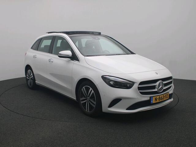 Mercedes-Benz B-KLASSE 180 Premium Plus Ledkoplampen | Parkeerpakket met achteruitrijcamera | Sfeerverlichting | Panorama Schuif-Kanteldak | Sound system. Inclusief 24 maanden Mercedes-Benz Certified garantie voor Europa.