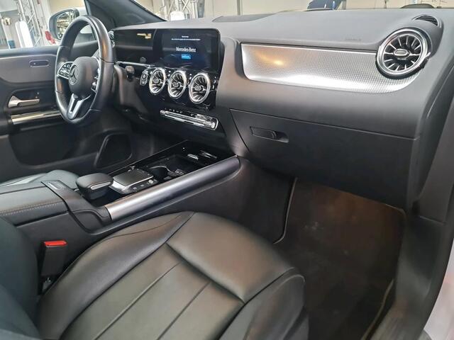 Mercedes-Benz B-KLASSE 180 Premium Plus Ledkoplampen | Parkeerpakket met achteruitrijcamera | Sfeerverlichting | Panorama Schuif-Kanteldak | Sound system. Inclusief 24 maanden Mercedes-Benz Certified garantie voor Europa.