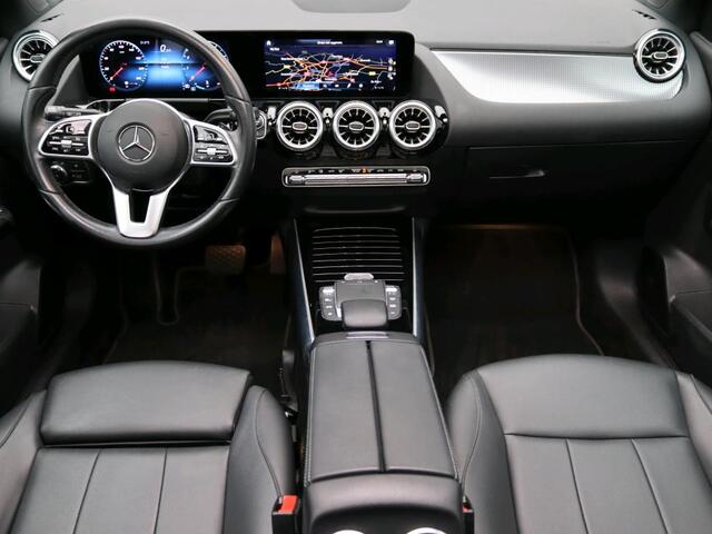 Mercedes-Benz B-KLASSE 180 Premium Plus Ledkoplampen | Parkeerpakket met achteruitrijcamera | Sfeerverlichting | Panorama Schuif-Kanteldak | Sound system. Inclusief 24 maanden Mercedes-Benz Certified garantie voor Europa.