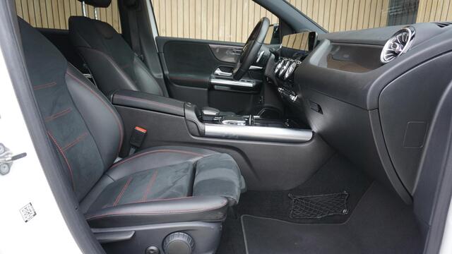 Mercedes-Benz B-KLASSE 220 192pk AMG line Burmeister Widescreen pdc Led Keyless *85293km* Cruise Trekhaak 18 inch LM *NL auto*