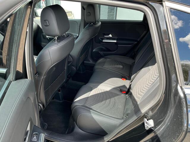 Mercedes-Benz B-KLASSE 250 e Business Solution Luxury Line | Dodehoekassistent | Stoelverwarming | Sfeerverlichting | Apple CarPlay | Android Auto | Donkergetint Glas Achter | Elektrische Achterklep | Elektrisch Inklapbare Buitenspiegels | Achteruitrijcamera | Parkeersensoren