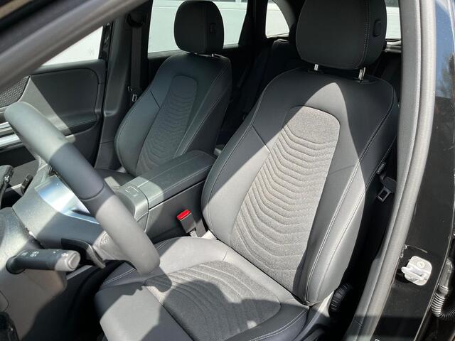 Mercedes-Benz B-KLASSE 250 e Business Solution Luxury Line | Dodehoekassistent | Stoelverwarming | Sfeerverlichting | Apple CarPlay | Android Auto | Donkergetint Glas Achter | Elektrische Achterklep | Elektrisch Inklapbare Buitenspiegels | Achteruitrijcamera | Parkeersensoren