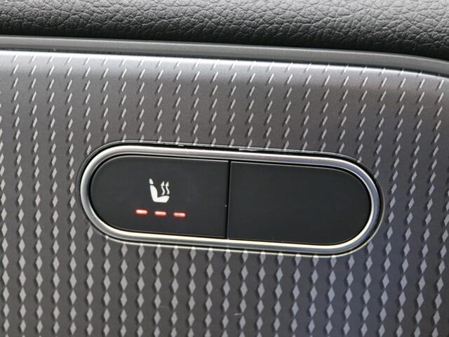 Mercedes-Benz B-KLASSE 180 Business Solution Luxury Ledkoplampen | Parkeerpakket met achteruitrijcamera | Sfeerverlichting | Easy-Pack achterklep | Stoelverwarming. Inclusief 24 maanden MB Certified garantie voor Europa.