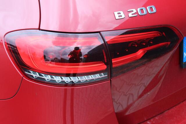 Mercedes-Benz B-KLASSE 200 Business Solution AMG | Incl. 12 Maanden garantie | Stoelverwarming | Elektrische trekhaak | Cruise control | Climate control | Parkeersensoren | Parkeercamera | Navigatie |