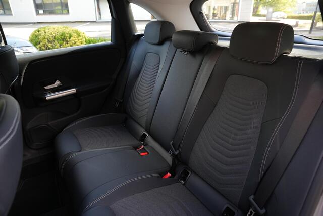 Mercedes-Benz B-KLASSE 180 Progressive Line Advanced Trekhaak Winterpakket MBUX Navi Camera