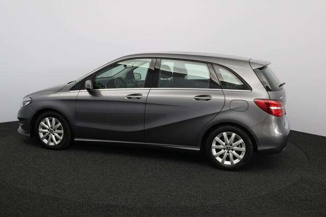 Mercedes-Benz B-KLASSE 180 Ambition/ 16'' LMV/ LED Koplampen/ Keyless-GO/ Apple + Android/ Regensensor/ Navi/ Airco/ Cruise/ Bluetooth/ Multi. LEDER. Stuur/ PDC V+A/ Chroom.