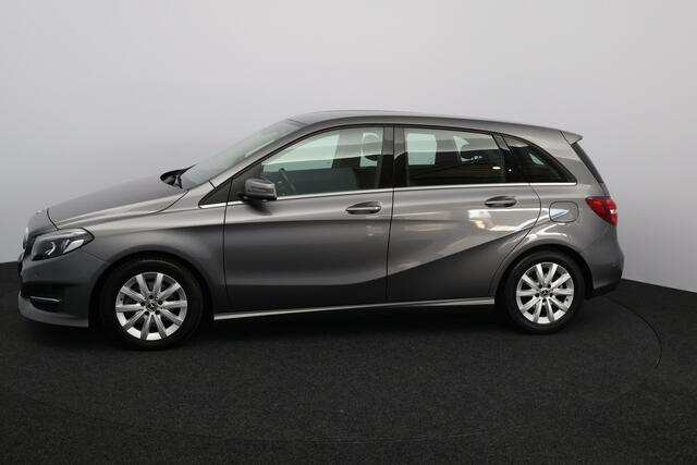 Mercedes-Benz B-KLASSE 180 Ambition/ 16'' LMV/ LED Koplampen/ Keyless-GO/ Apple + Android/ Regensensor/ Navi/ Airco/ Cruise/ Bluetooth/ Multi. LEDER. Stuur/ PDC V+A/ Chroom.