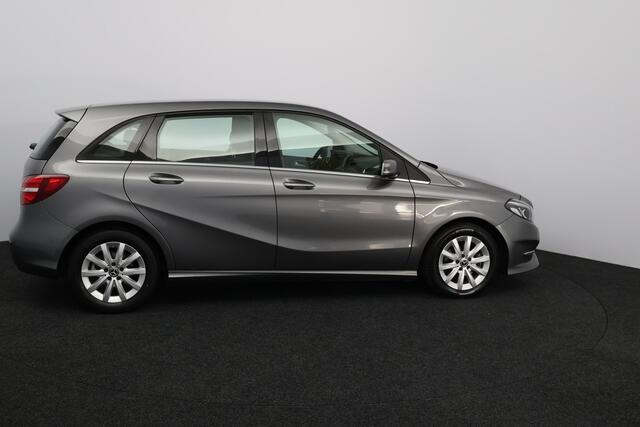 Mercedes-Benz B-KLASSE 180 Ambition/ 16'' LMV/ LED Koplampen/ Keyless-GO/ Apple + Android/ Regensensor/ Navi/ Airco/ Cruise/ Bluetooth/ Multi. LEDER. Stuur/ PDC V+A/ Chroom.