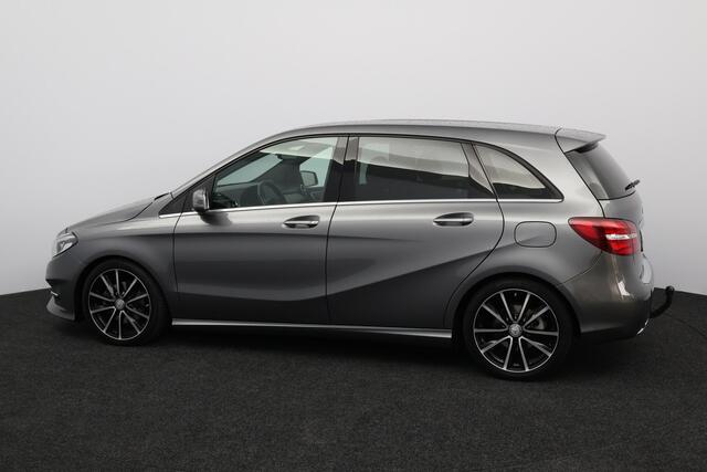 Mercedes-Benz B-KLASSE 180 Business Solution/ Trekhaak/ 18'' LMV/ LED Koplampen/ Camera/ Keyless-GO/ Stoelverw./ Zwarte-Hemel/ Sportstoelen/ Navi/ Bluetooth/ Multi. Sportstuur/ PDC V+A/ Chroom/ Extra getint glas.