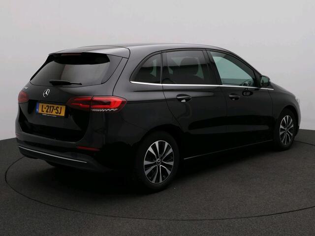 Mercedes-Benz B-KLASSE 180 Business Solution Ledkoplampen | Parkeerpakket met achteruitrijcamera | Stoelverwarming | Spiegelpakket. Inclusief 24 maanden Mercedes-Benz Certified garantie voor Europa.