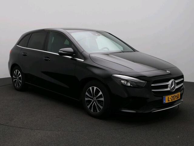 Mercedes-Benz B-KLASSE 180 Business Solution Ledkoplampen | Parkeerpakket met achteruitrijcamera | Stoelverwarming | Spiegelpakket. Inclusief 24 maanden Mercedes-Benz Certified garantie voor Europa.