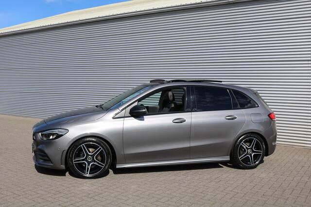 Mercedes-Benz B-KLASSE 200 Aut AMG Pakket AMG NightPakket (Panoramadak Sportleder Navi/Camera Sfeer Trekhaak Full-Led PrivacyGlass Pdc V+A)