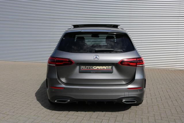 Mercedes-Benz B-KLASSE 200 Aut AMG Pakket AMG NightPakket (Panoramadak Sportleder Navi/Camera Sfeer Trekhaak Full-Led PrivacyGlass Pdc V+A)