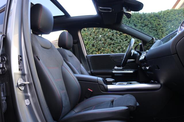 Mercedes-Benz B-KLASSE 200 Aut AMG Pakket AMG NightPakket (Panoramadak Sportleder Navi/Camera Sfeer Trekhaak Full-Led PrivacyGlass Pdc V+A)