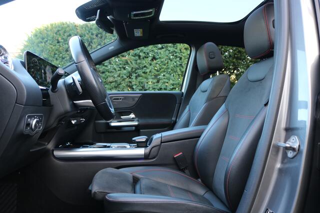 Mercedes-Benz B-KLASSE 200 Aut AMG Pakket AMG NightPakket (Panoramadak Sportleder Navi/Camera Sfeer Trekhaak Full-Led PrivacyGlass Pdc V+A)