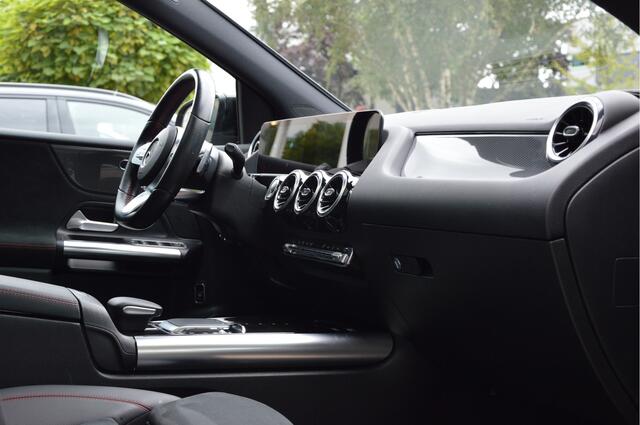 Mercedes-Benz B-KLASSE 180 Business Solution AMG LED | NIGHT PAKKET | PDC | PANORAMADAK | STOELVERW | ENZ