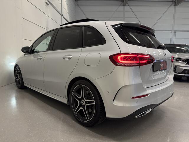 Mercedes-Benz B-KLASSE 200 AMG aut. 58.889KM/PANO/TREKHAAK/MEMORY/LED/CAMERA/CARBON/18" AMG/AMG-SPORT-STOELEN/DODE-HOEK/LANE-ASSIST/EL.A.KLEP/PRIVACY/DONKERE-HEMEL/NIGHT-PAKKET/IRIDIUM-SILVER/UNIEKE AUTO,ABSOLUTE NIEUWSTAAT