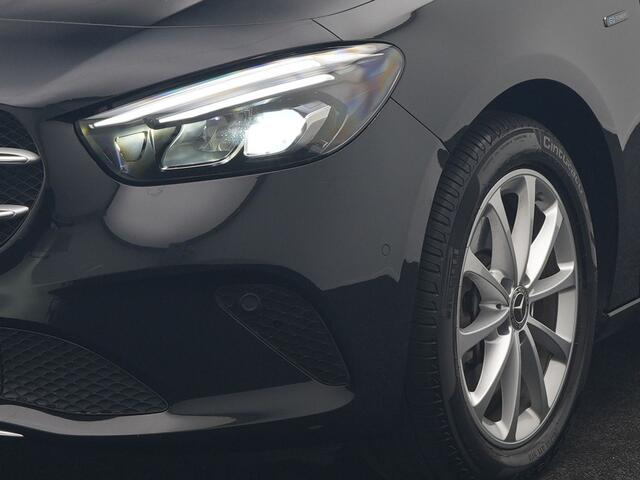 Mercedes-Benz B-KLASSE 250 e Advantage PHEV 218pk Dealer O.H. | Trekhaak Af Fabriek | Adaptive Cruise | Head Up | Burmester Audio | Camera | Lederen Sportstoelen Memory & Verwarmd | BLIS | Apple Carplay | Widescreen Navi | DAB | Plug In Hybrid |
