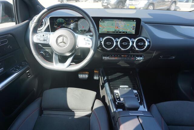 Mercedes-Benz B-KLASSE 180 Business Solution AMG l Trekhaak l MBUX l Stoelverwarming l Virtual Cockpit l Smartphone Integratie l Spiegel pakket l LED High Performance l Airconditioning THERMOTRONIC l Night pakket l Licht en zicht pakket l Tempomaat l Electrisch bedienbare achterklep l