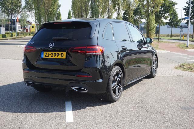 Mercedes-Benz B-KLASSE 180 Business Solution AMG l Trekhaak l MBUX l Stoelverwarming l Virtual Cockpit l Smartphone Integratie l Spiegel pakket l LED High Performance l Airconditioning THERMOTRONIC l Night pakket l Licht en zicht pakket l Tempomaat l Electrisch bedienbare achterklep l
