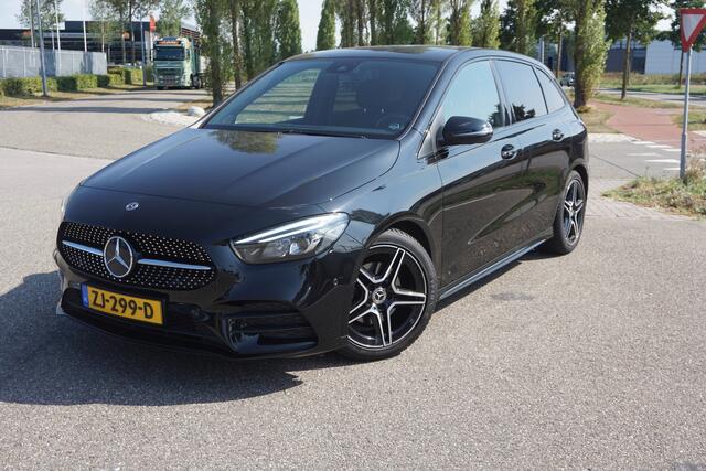 Mercedes-Benz B-KLASSE 180 Business Solution AMG l Trekhaak l MBUX l Stoelverwarming l Virtual Cockpit l Smartphone Integratie l Spiegel pakket l LED High Performance l Airconditioning THERMOTRONIC l Night pakket l Licht en zicht pakket l Tempomaat l Electrisch bedienbare achterklep l