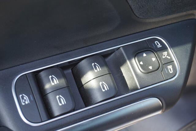 Mercedes-Benz B-KLASSE 180 Business Solution AMG l Trekhaak l MBUX l Stoelverwarming l Virtual Cockpit l Smartphone Integratie l Spiegel pakket l LED High Performance l Airconditioning THERMOTRONIC l Night pakket l Licht en zicht pakket l Tempomaat l Electrisch bedienbare achterklep l