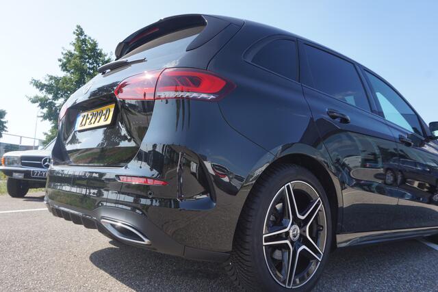 Mercedes-Benz B-KLASSE 180 Business Solution AMG l Trekhaak l MBUX l Stoelverwarming l Virtual Cockpit l Smartphone Integratie l Spiegel pakket l LED High Performance l Airconditioning THERMOTRONIC l Night pakket l Licht en zicht pakket l Tempomaat l Electrisch bedienbare achterklep l