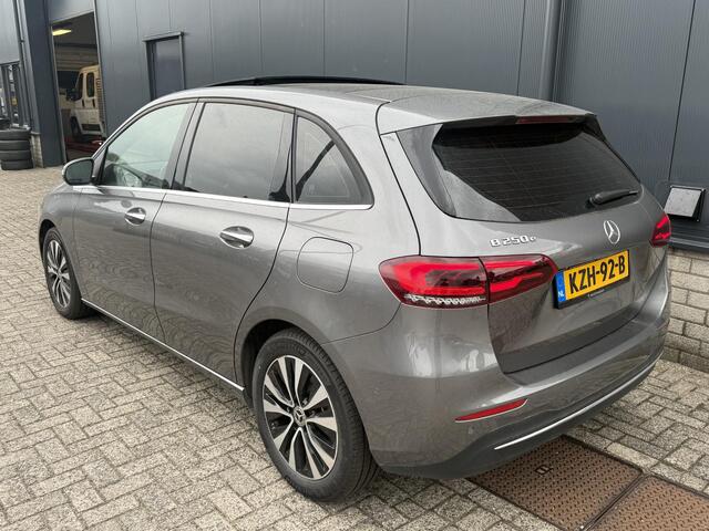 Mercedes-Benz B-KLASSE 250 e 17"/Leder/Panoramadak/Matrix LED/Keyless/Stoelverwarming/Sfeerverlichting/Camera/PDC v+a/