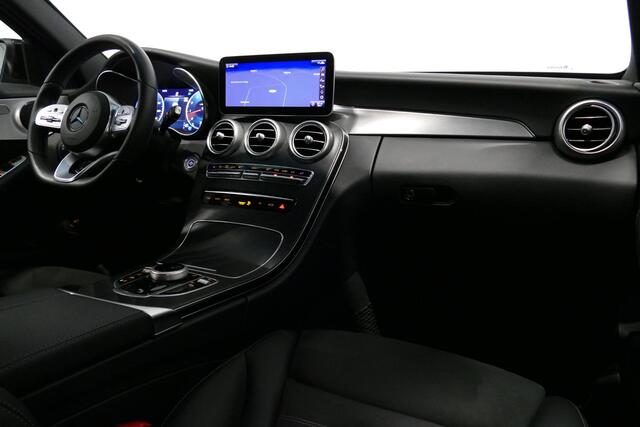 Mercedes-Benz C-KLASSE Estate 160 AMG Line / Panamericana Grill / Elektr. verstelbare voorstoelen / LED High Performance / Stoelverwarming / Elektr. achterklep / 19'' LMV / Night-Pakket / Spiegelpakket / Dynamic Select / Navigatie / Cruise Control / Regensensor / Virtual Cockpi